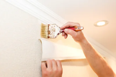 Pose de papier peint à Planches — revêtements muraux et toiles de verre